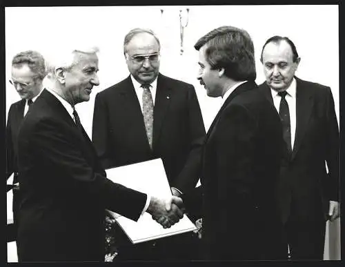 Fotografie Sven Simon, Bonn, Möllemann bekommt seine Urkunde von Richard von Weizsäcker, Vorstellung des Bundeskabinetts