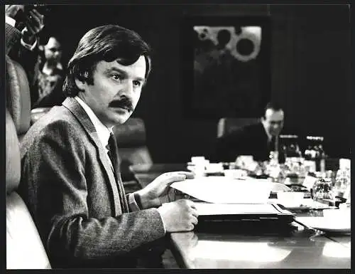 Fotografie PA Sven Simon, Bonn, Staatsminister des Auswärtigen Amtes Jürgen Möllemann im Bundeskabinett, 16.10.1985