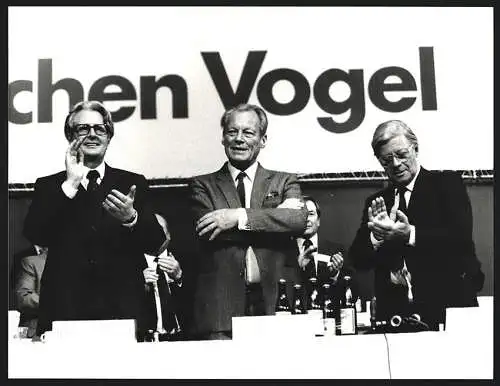 Fotografie Sven Simon, Bonn, Hans-Jochen Vogel, Willy Brandt und Helmut Schmidt auf dem SPD-Wahlparteitag in Dortmund