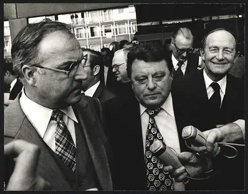 Fotografie PA Sven Simon, Bonn, Helmut Kohl und F. J. Strauss treffen zu Gesprächen zusammen