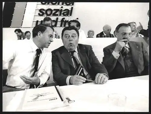 Fotografie WEREK, Bonn, Niedersachsens Ministerpräsident Albrecht, F. J. Strauss und Helmut Kohl, CDU-Parteitag 1976