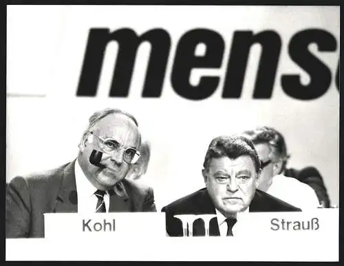 Fotografie Sven Simon, Bonn, Helmut Kohl mit Pfeife im Mund und F. J. Strauss im Gespräch, CDU-Bundesparteitag 1986