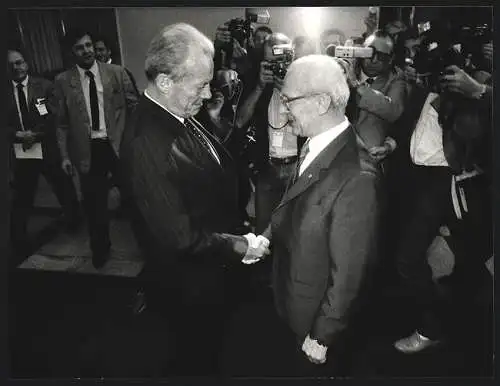 Fotografie PA Sven Simon, Bonn, Willy Brandt beim DDR-Staatsvorsitzenden Erich Honecker in Ost-Berlin