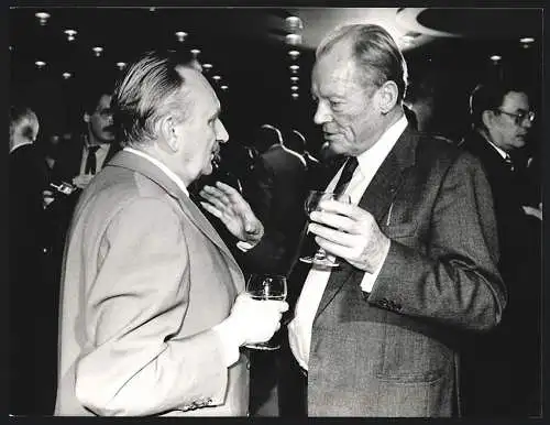 Fotografie PA Sven Simon, Bonn, Willy Brandt und Egon Bahr während der Buchvorstellung von Brandts Ehefrau