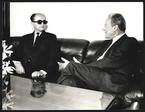 Fotografie PA Sven Simon, Bonn, Willy Brandt beim Besuch in Polen mit General Wojciech Jaruzelski