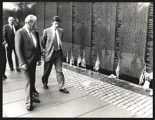 Fotografie PA Sven Simon, Bonn, Willy Brandt besucht das Vietnam Memorial in Washington