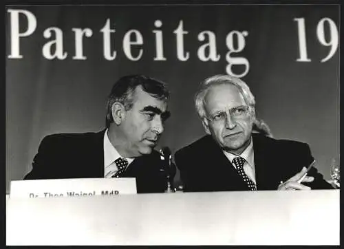 Fotografie Sepp Spiegl, Bonn, CSU-Vorsitzender Theo Waigel mit Bayerns Ministerpräsident Emdund Stoiber, Parteitag 1995