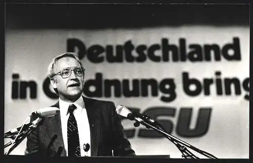 Fotografie PA Sven Simon, Bonn, Generalsekretär der CSU Edmund Stoiber bei seiner Rede in Neuburg, 06.12.1982