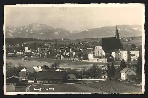 AK Laufen / Obb., Teilansicht mit Kirche gegen die Berge