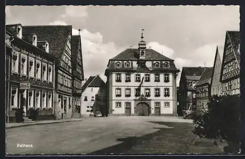 AK Röttingen / Tauber, Strassenansicht mit Rathaus