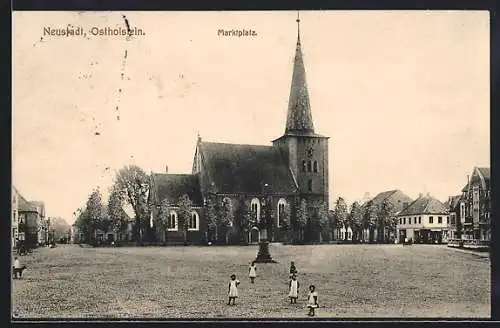 AK Neustadt / Ostholst., der Marktplatz mit Denkmal und Kirche