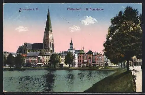 AK Schwerin / M., Pfaffenteich mit Domkirche