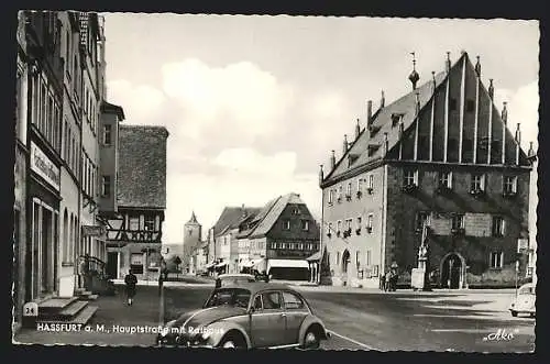 AK Hassfurt a. M., Hauptstrasse mit Rathaus, VW Käfer