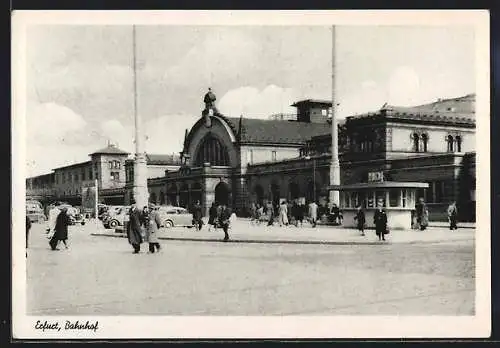 AK Erfurt, Passanten vor dem Bahnhof