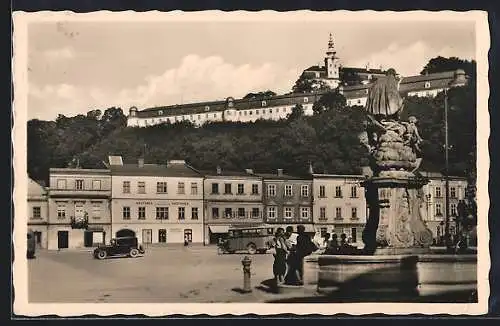 AK Fulnek, Strassenpartie mit Schloss und Brunnen