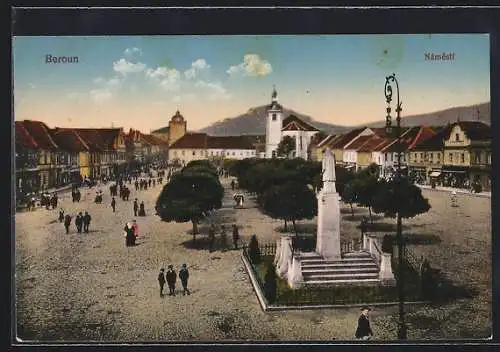 AK Beraun / Beroun, Leute am Denkmal auf dem Markt