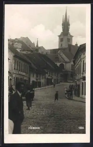 AK Príbram, Strassenpartie mit Passanten