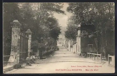 AK Savigny-lès-Beaune, Rue du Ciel, vue sur une rue arborée et des bâtiments historiques