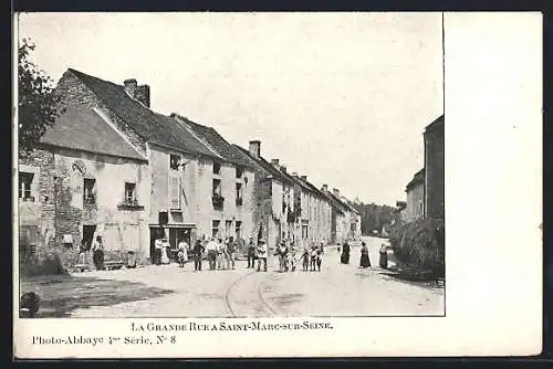 AK Saint-Marc-sur-Seine, La Grande Rue avec des habitants en tenue traditionnelle