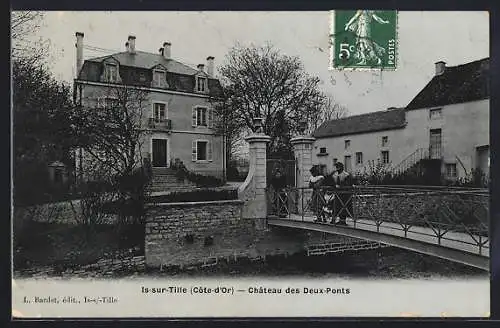 AK Is-sur-Tille, Château des Deux-Ponts avec pont et personnes