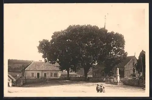 AK Ivry-en-Montagne, Place de l`Église et Monument