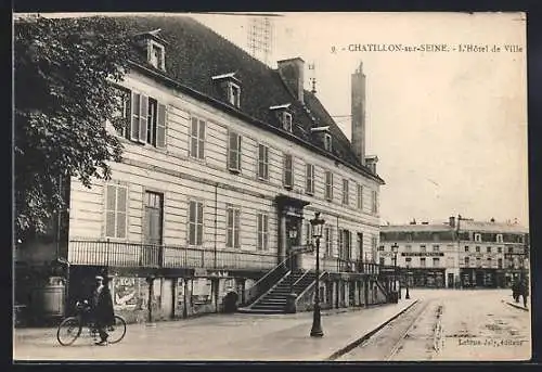 AK Chatillon-sur-Seine, L`Hôtel de Ville avec cycliste et lampadaires