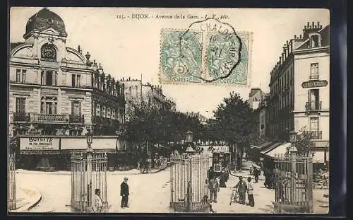 AK Dijon, Avenue de la Gare avec passants et bâtiments historiques