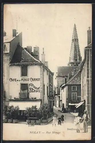 AK Nolay, Rue Monge avec Café de la Place Carnot et vue sur l`église