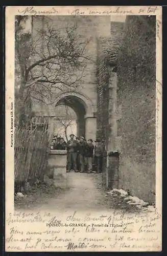 AK Poiseul-la-Grange, Portail de l`église avec un groupe de personnes