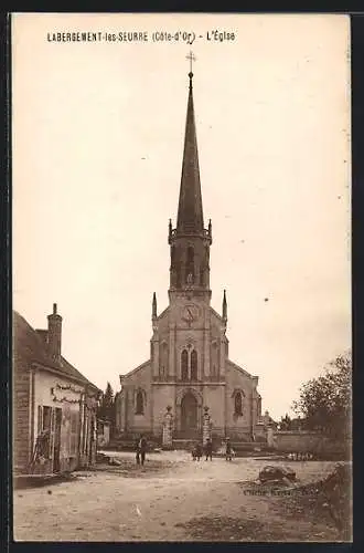 AK Labergement-lès-Seurre, l`Église avec des passants devant