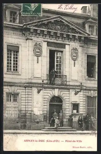 AK Arnay-le-Duc, Hôtel-de-Ville avec des personnes devant l`entrée