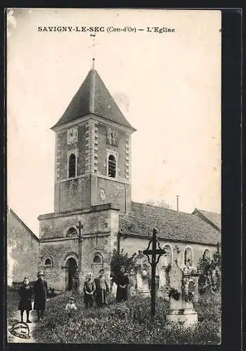 AK Savigny-le-Sec, L`Église et des habitants posant devant le cimetière