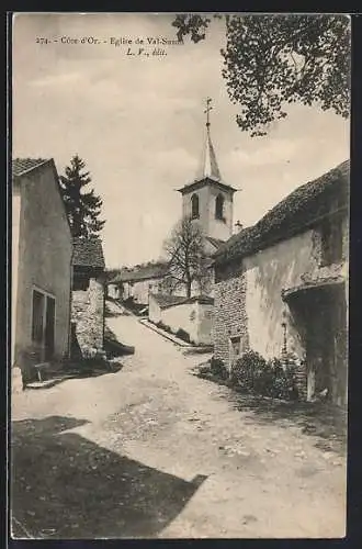 AK Val-Suzon, Église de Val-Suzon dans une rue pittoresque