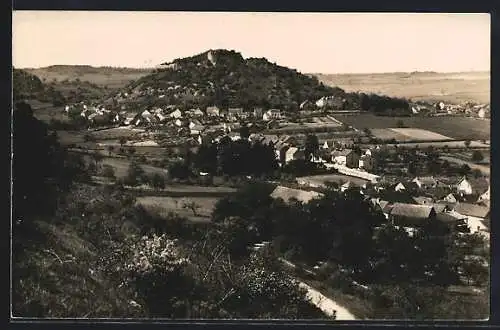 AK Malain, vue panoramique avec colline et village