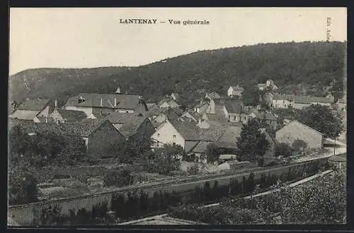 AK Lantenay, Vue générale du village avec maisons et collines en arrière-plan