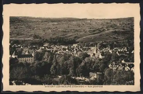 AK Savigny-lès-Beaune, Vue générale du village avec collines en arrière-plan