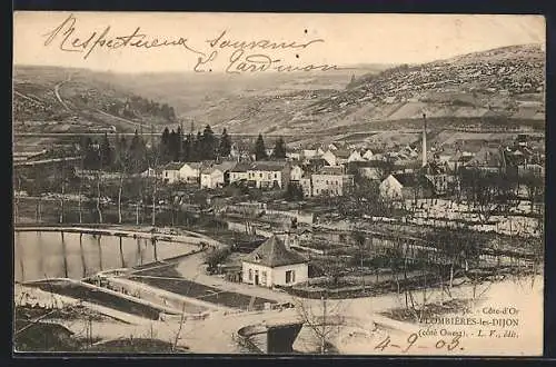 AK Plombières-les-Dijon, vue panoramique du village avec paysage vallonné et rivière au premier plan