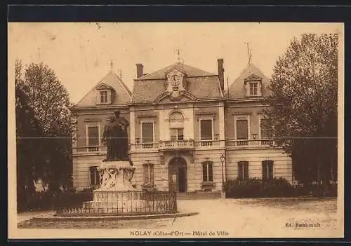 AK Nolay, Hôtel de Ville avec statue et parc