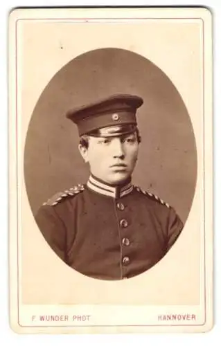 Fotografie F. Wunder, Hannover, junger Einjährig-Freiwilliger in Garde Uniform