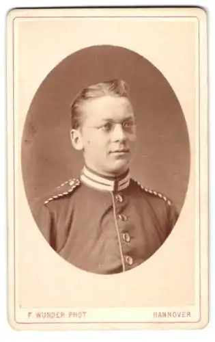 Fotografie F. Wunder, Hannover, Einjährig-Freiwilliger Soldat in Garde Uniform mit Brille