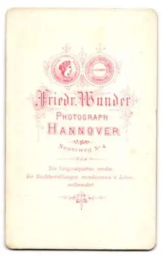 Fotografie F. Wunder, Hannover, Einjährig-Freiwilliger Soldat in Garde Uniform mit Brille