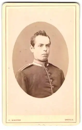 Fotografie P. Schiffer, Hannover, Einjährig-Freiwilliger Uffz. Hermann Lotz in Uniform, 1875