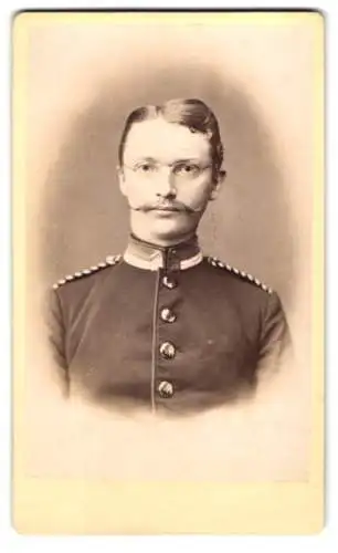 Fotografie Hermann Günter, Hannover, Einjährig-Freiwilliger Uffz. in Uniform mit Mustasch