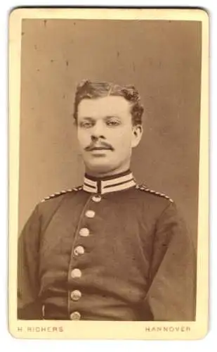 Fotografie H. Richers, Hannover, Einjährig-Freiwilliger Soldat in Garde Uniform