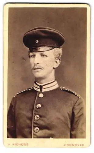 Fotografie H. Richers, Hannover, Einjährig-Freiwilliger Soldat in Garde Uniform mit Schirmmütze