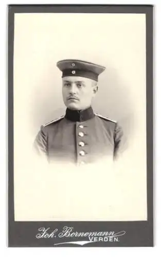 Fotografie Joh. Bornemann, Verden, junger Soldat in Uniform mit Krätzchen