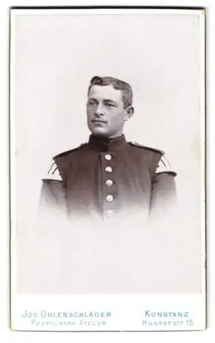 Fotografie Jos. Ohlenschläger, Konstanz, junger Soldat in Musiker Uniform mit Schwalbennestern