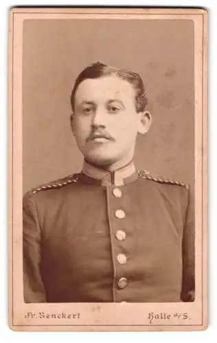 Fotografie Fr. Benckert, Halle / Saale, Einjährig-Freiwilliger Uffz in Uniform