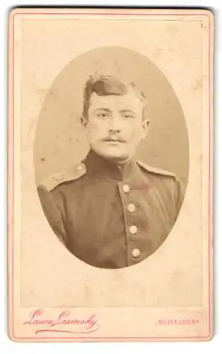 Fotografie Laura Lasinsky, Düsseldorf, junger Soldat in Uniform Rgt. 33