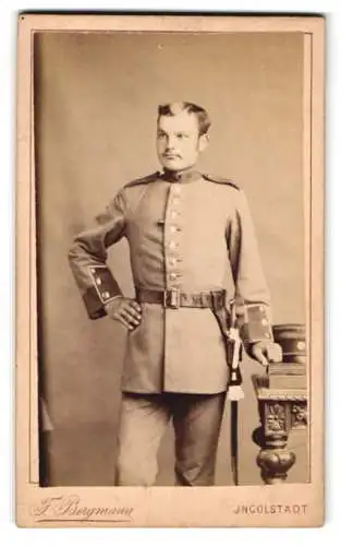 Fotografie F. Bergmann, Ingolstadt, junger Soldat in Uniform mit Bajonett und Portepee